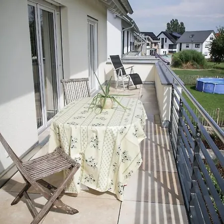 Wunderschoene, Helle 3-zi-whg Mit Grossem Balkon Lägenhet